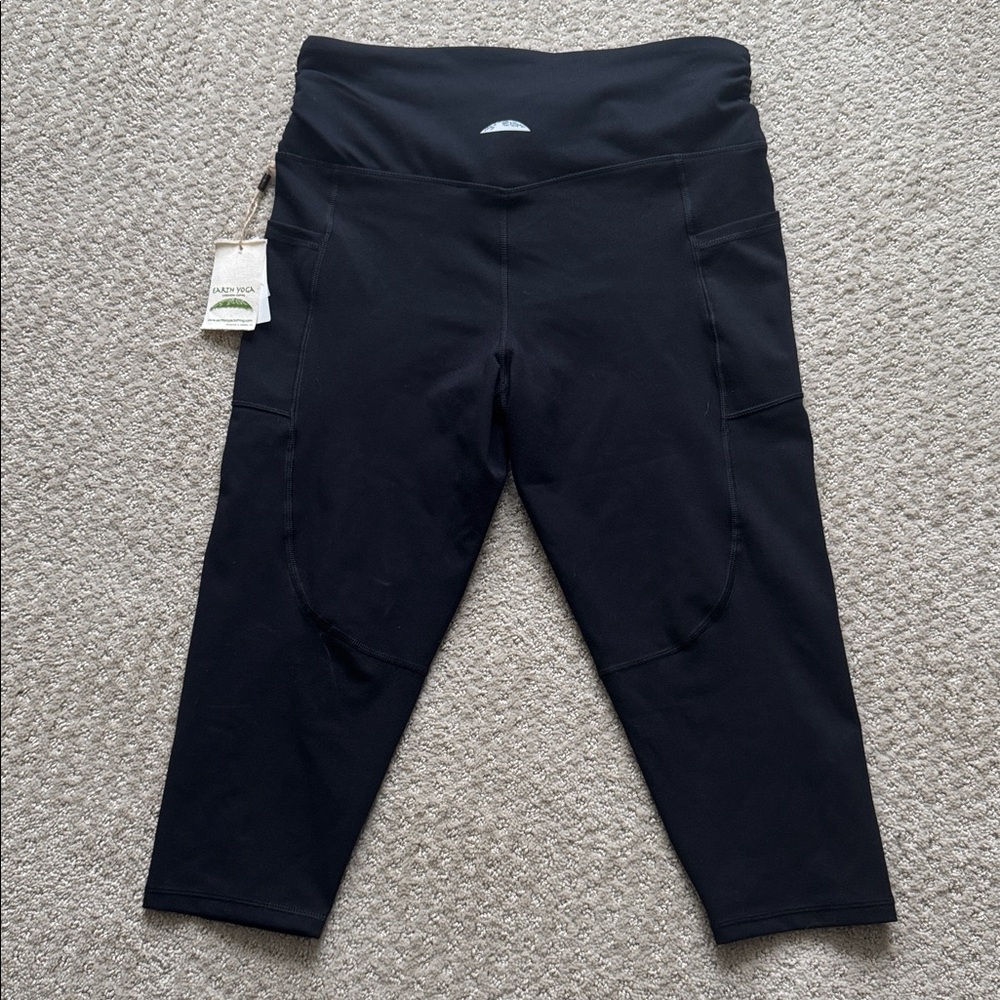 NWT Earth Yoga | Crossover Waist Cropped Length Pocketed Leggings in Black | XL - Picture 2 of 7